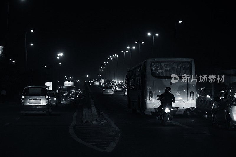 德里/印度晚上的交通